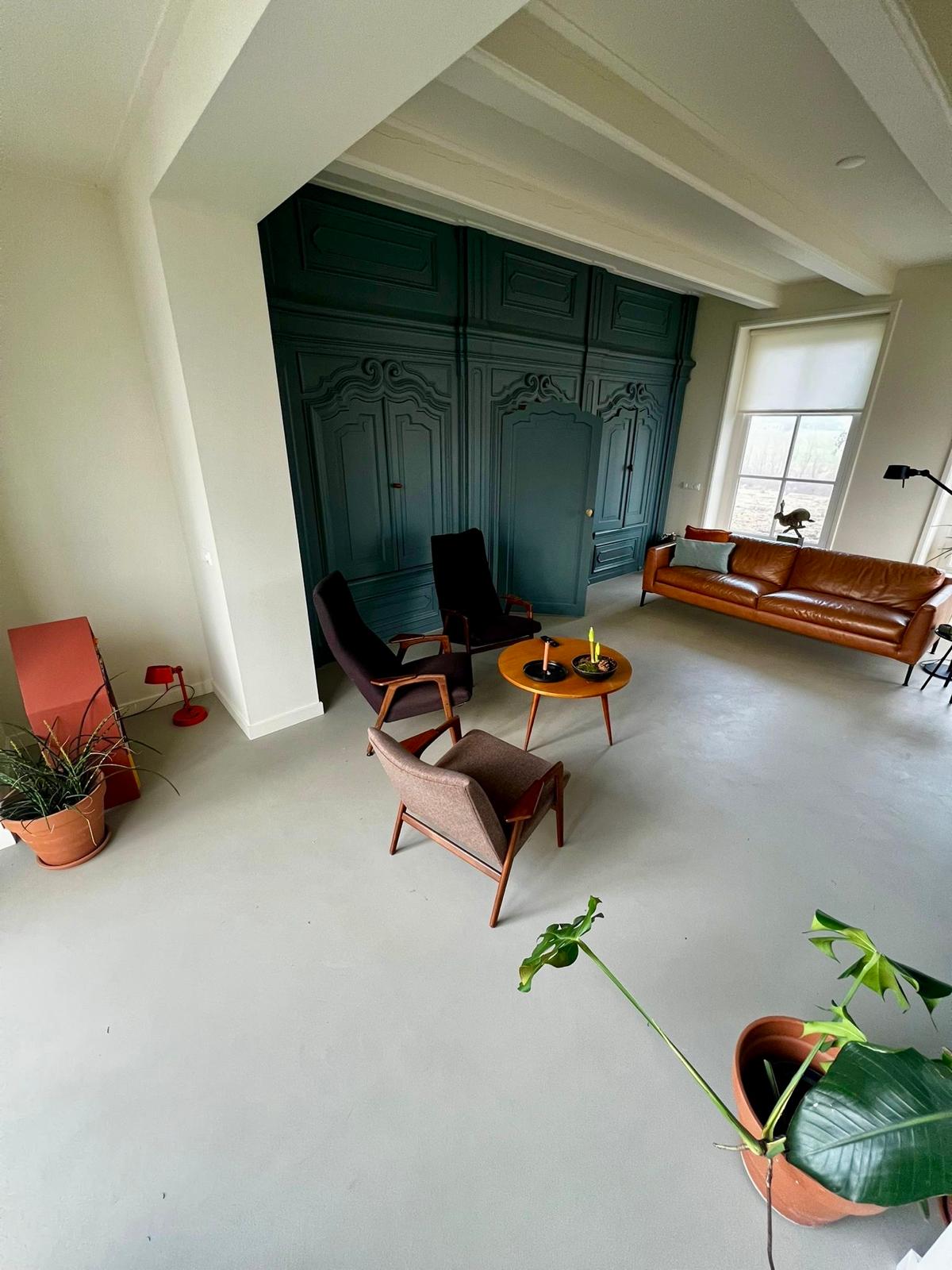 een Lavasteen gietvloer zorgt voor een naadloze verbinding tussen woonkamer en later gerealiseerde aanbouw. Duurzaam, krasbestendig en perfect te combineren met vloerverwarming voor optimaal wooncomfort zonder zichtbare overgangen. ErreLab